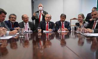 O senador eleito Wellington Dias (PT-PI), escalado por Lula para negociar a votação do Orçamento de 2023, participa de reunião com o senador Marcelo Castro (MDB-PI), relator geral do Orçamento