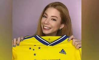 Influencer erra e compra camisa do Cruzeiro achando que é do Brasil