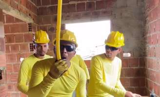 Integrantes do Quarteto da Arriação, grupo de pedreiros que faz sucesso com covers no Instagram