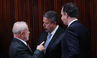 Lula conversa com Arthur Lira, presidente da Câmara, e Rodrigo Pacheco, do Senado, durante solenidade de diplomação./