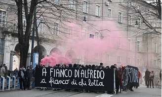 Manifestação em apoio a Alfredo Cospito em Turim, em 14 de janeiro