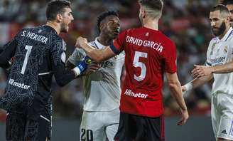 Vinicius Junior e David Garcia discutem durante jogo 