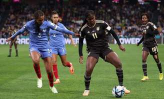 A atacante jamaicana Khadija Shaw (de preto) recebe a marcação da zagueira francesa Wendie Renard. As principais jogadoras de suas seleções travaram um bom duelo – 