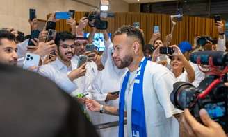 Neymar é recebido por milhares de torcedores do Al-Hilal na chegada ao aeroporto de Riad