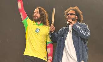 Jogador de futebol Marcelo ao lado de Jared Leto no palco do show do 30 Seconds To Mars no Lollapalooza Brasil 2024