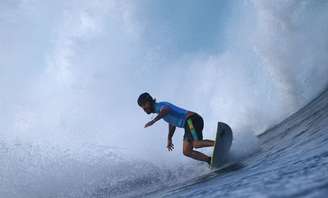 Felipe Toledo enquanto disputava as oitavas de final do surfe nesta segunda-feira