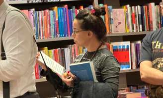 Lucélia Santos aproveitou o tempo na fila de autógrafos para ler trechos de livros