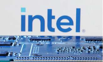 Logo da Intel acima de placa-mãe de computador em foto de ilustração
08/01/2024 REUTERS/Dado Ruvic