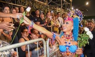 Sabrina Sato distribui rosas durante ensaio da Gaviões da Fiel