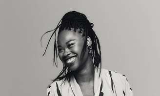 Juliana Souza é fundadora do Instituto Desvelando Oris, que oferece programas de capacitação para mulheres e jovens negros, assistência jurídica gratuita para vítimas de racismo e LGBTQfobia, cursos de idiomas, além de um closet solidário