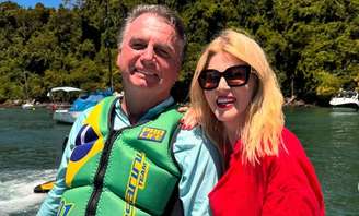 Val Marchiori com Jair Bolsonaro em Angra dos Reis: socialite quer entrevistá-lo em seu podcast