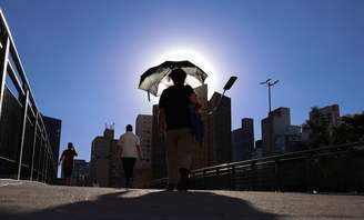 Movimentação na Passarela dos Piques no centro de São Paulo, em tarde de forte calor.