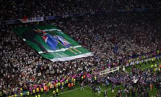 Homenagem da torcida do PSG para o treinador Luis Enrique, após o título da Champions