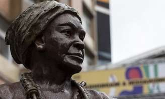 Estátua da Madrinha Eunice na Liberdade homenageia fundadora da 1ª escola de samba de São Paulo, a Lavapés, em 1937.
