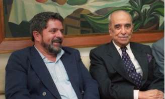 Lula e Roberto Marinho no encontro na redação de 'O Globo': série conta que a mulher do dono da Globo, dona Lily Marinho, já falecida, morria de medo do petista