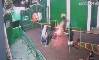 Indivíduos jogam rojões para dentro do CT do Palmeiras