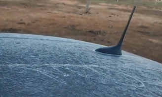 Com temperaturas mais baixas, morador registra geada em carro 