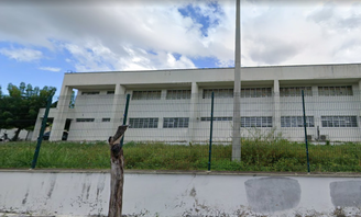 Os tiros foram disparados da calçada e atingiram os alunos, que estavam no estacionamento