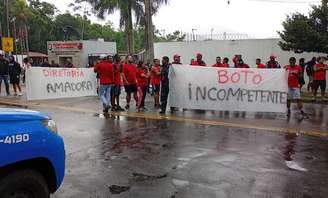 Torcidas organizadas do Flamengo protestam na entrada do Ninho do Urubu neste sábado, 28