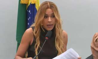 Deputada Erika Hilton na presidência da Comissão de Defesa da Mulher em sessão nesta quarta-feira, 8