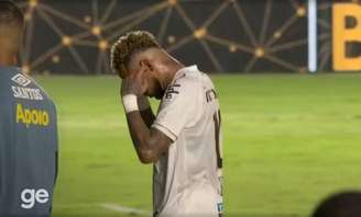 Neymar deixa Vila Belmiro após derrota para o Fluminense com os dedos no ouvido 