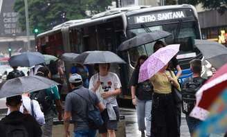 SÃO PAULO - SP 09-02-2006  CIDADES METRÓPOLE OE / CHUVA AV. PAULISTA - Pedestres caminham com guarda-chuva em tarde chuvosa na Av. Paulista n