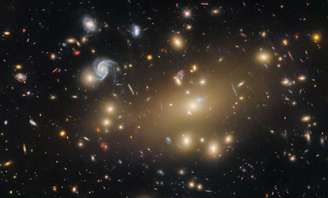 Aglomerado de galáxias que distorce o espaço-tempo, mostrado pelo Telescópio Espacial Hubble da NASA.