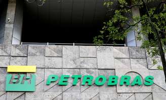 O logotipo da Petrobras, empresa estatal brasileira de petróleo, é visto em sua sede no Rio de Janeiro
16 de outubro de 2019
REUTERS/Sergio Moraes