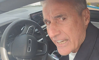 Luis Castro falou rapidamente com a imprensa ao deixar o CT