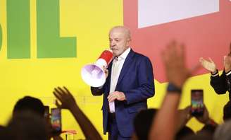 Lula em discurso após a apuração dos votos do primeiro turno.