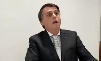 Jair Bolsonaro em live na pandemia em que zombou de pessoas com Covid-19