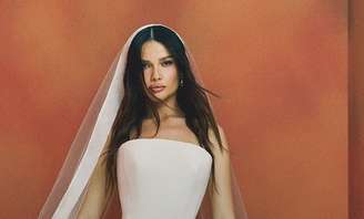 Juliette com vestido de noiva 