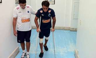 Martinuccio caminha com a ajuda de muletas após cirurgia