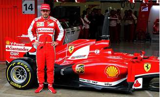 <p>Fernando Alonso pilotou nesta terça-feira o F138 pela primeira vez, nos testes de pré-temporada na cidade de Barcelona, na Espanha. Entre uma sessão e outra, o ferrarista posou com o novo modelo da escuderia italiana</p>
