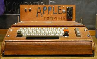 <p>Apple I foi o primeiro computador fabricado pela empresa americana, na garagem da casa de Steve Jobs</p>