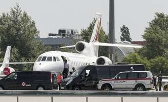 Avião de Evo Morales aguarda na pista do Aeroporto Internacional de Viena