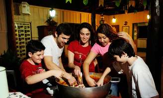 A agência Bonito Way leva turistas para cozinhar doce de leite em Bonito, no Mato Grosso do Sul