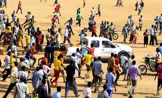 Corpos de supostos responsáveis pelo ataque a Universidade Garissa são conduzidos em um veículo, em meio à população, neste sábado, 4 de abril 