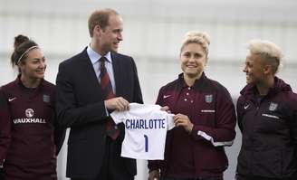 Príncipe William ganha das jogadoras do time de futebol da Inglaterra uma camisa com o nome da sua filha, a princesa Charlotte