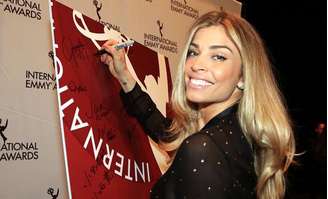 A atriz autografa o painel dos indicados ao Emmy Internacional (Foto: Luiz C. Ribeiro/TV Globo)