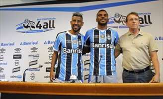 Léo Moura e Léo Gomes foram apresentados no Grêmio (Foto: Lucas Uebel / Grêmio FBPA)
