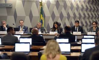 Os senadores da CCJ aprovaram quatro propostas. O primeiro foi o Projeto de Lei do Senado (PLS) 195/2014, que obriga o envio de boletim de ocorrência ao juizado específico no caso de envolvimento criança e adolescente como testemunha ou vítima de agressão à mulher.