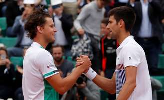 Thiem, sétimo colocado no ranking da ATP, cumprimenta Djokovic, vice-líder, ao fim da partida de quartas-de-final de Roland Garros