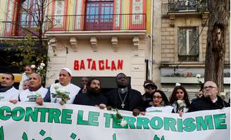 Ato, no dia 13 de novembro, para lembrar dois anos do ataque terrorista à casa de shows Bataclan, onde 89 pessoas morreram durante show da banda norte-americana Eagles of Death Metal. 