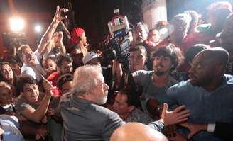 Lula deixa sindicato em São Bernardo do Campo para se entregar à polícia
 7/4/2018   REUTERS/Leonardo Benassatto 