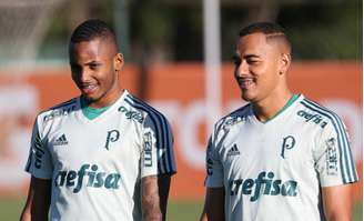 Fernando e Papagaio, atacantes do sub-20, estão treinando com o profissional neste momento. Papagaio entrou contra o América-MG