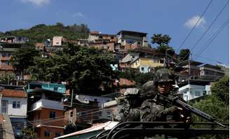 Soldados fazem operação em favela do Rio de Janeiro
 27/3/2018    REUTERS/Ricardo Moraes 