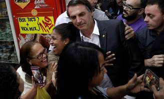Candidato do PSL à Presidência, Jair Bolsonaro, caminha em mercado popular no Rio de Janeiro
27/08/2018 REUTERS/Ricardo Moraes