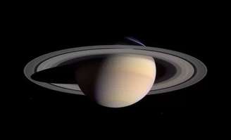Saturno é composto por diversos gases, além de uma estrutura rochosa, por isso possui a menor densidade entre os planetas do Sistema Solar. Seu grande destaque são os anéis, formados basicamente por água e gelo, que irradiam da estrutura central