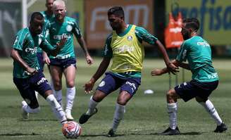 Palmeiras faz primeiro treino com bola da temporada